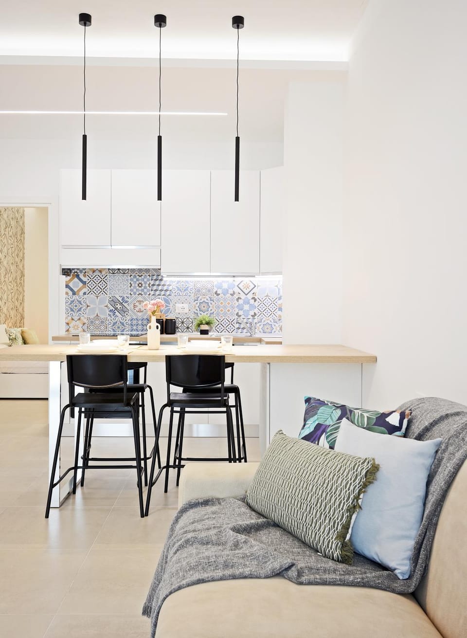 Kitchen or kitchenette, Living room, Seating area, Dining area