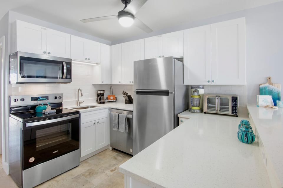 A Lil Nauti Apartment in Holmes Beach