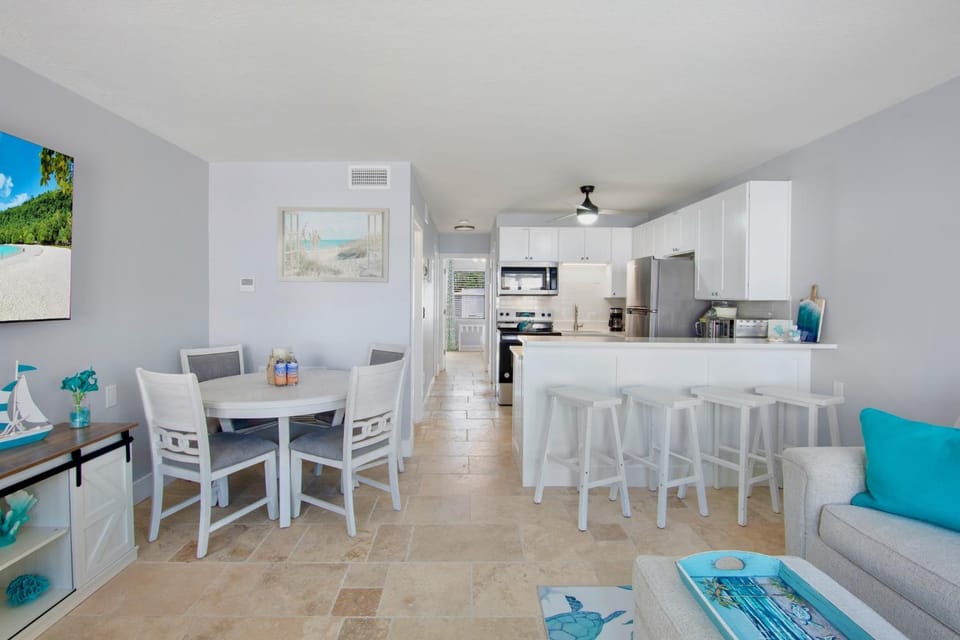 A Lil Nauti Apartment in Holmes Beach