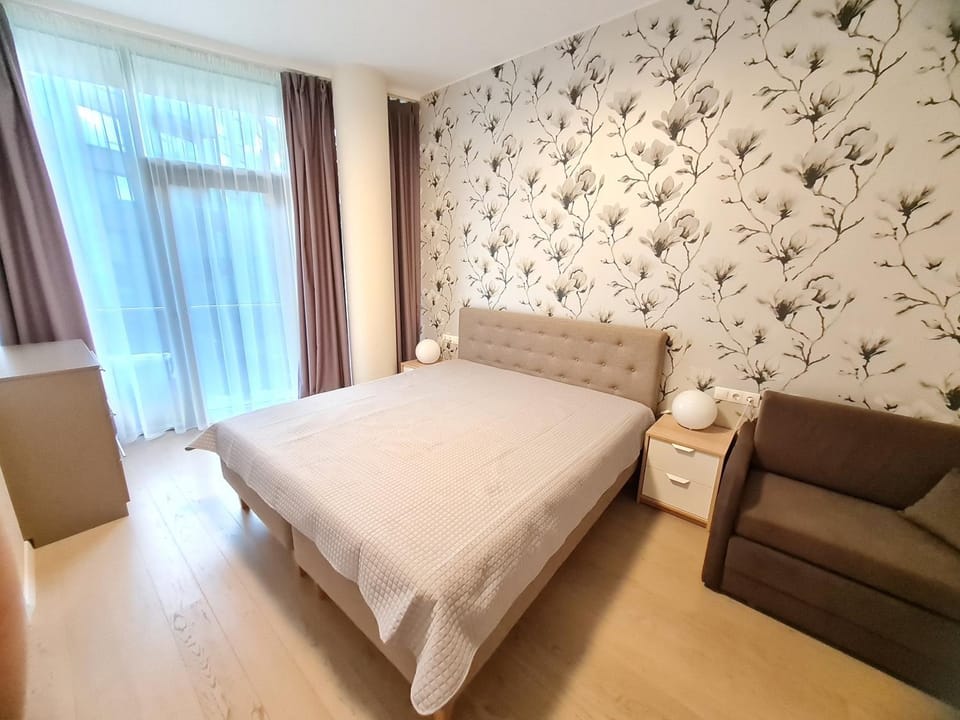 Bed, Seating area, Bedroom