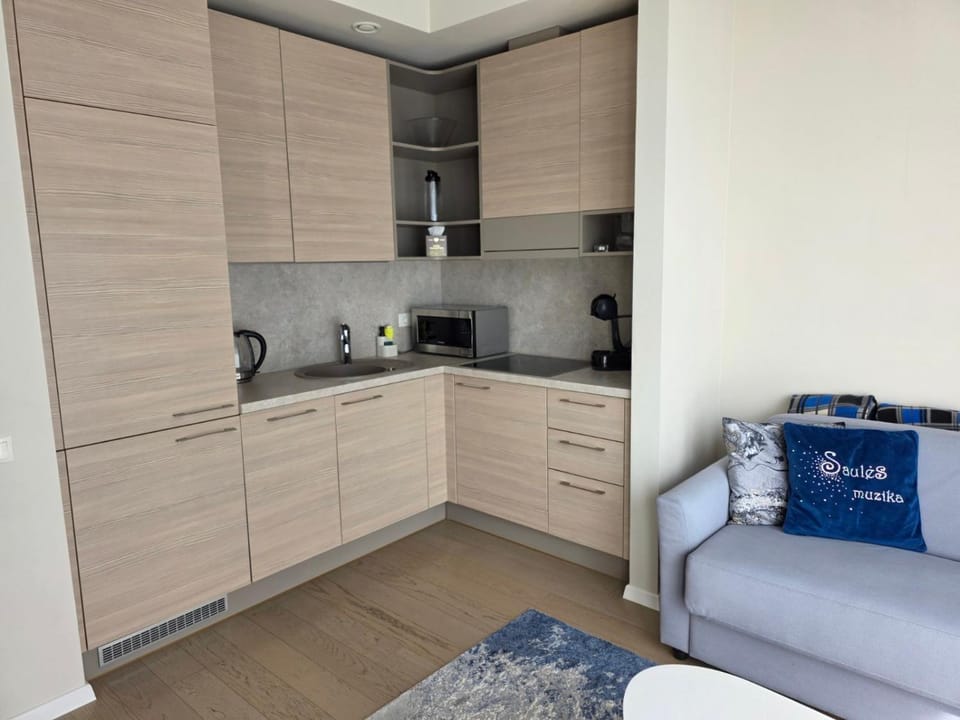 Coffee/tea facilities, Kitchen or kitchenette, stove