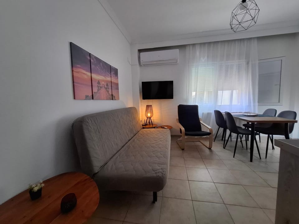 TV and multimedia, Living room, Seating area, Dining area, Bedroom