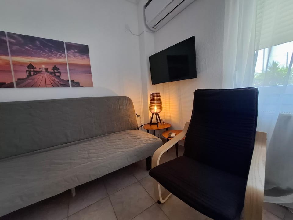 TV and multimedia, Living room, Seating area, Bedroom