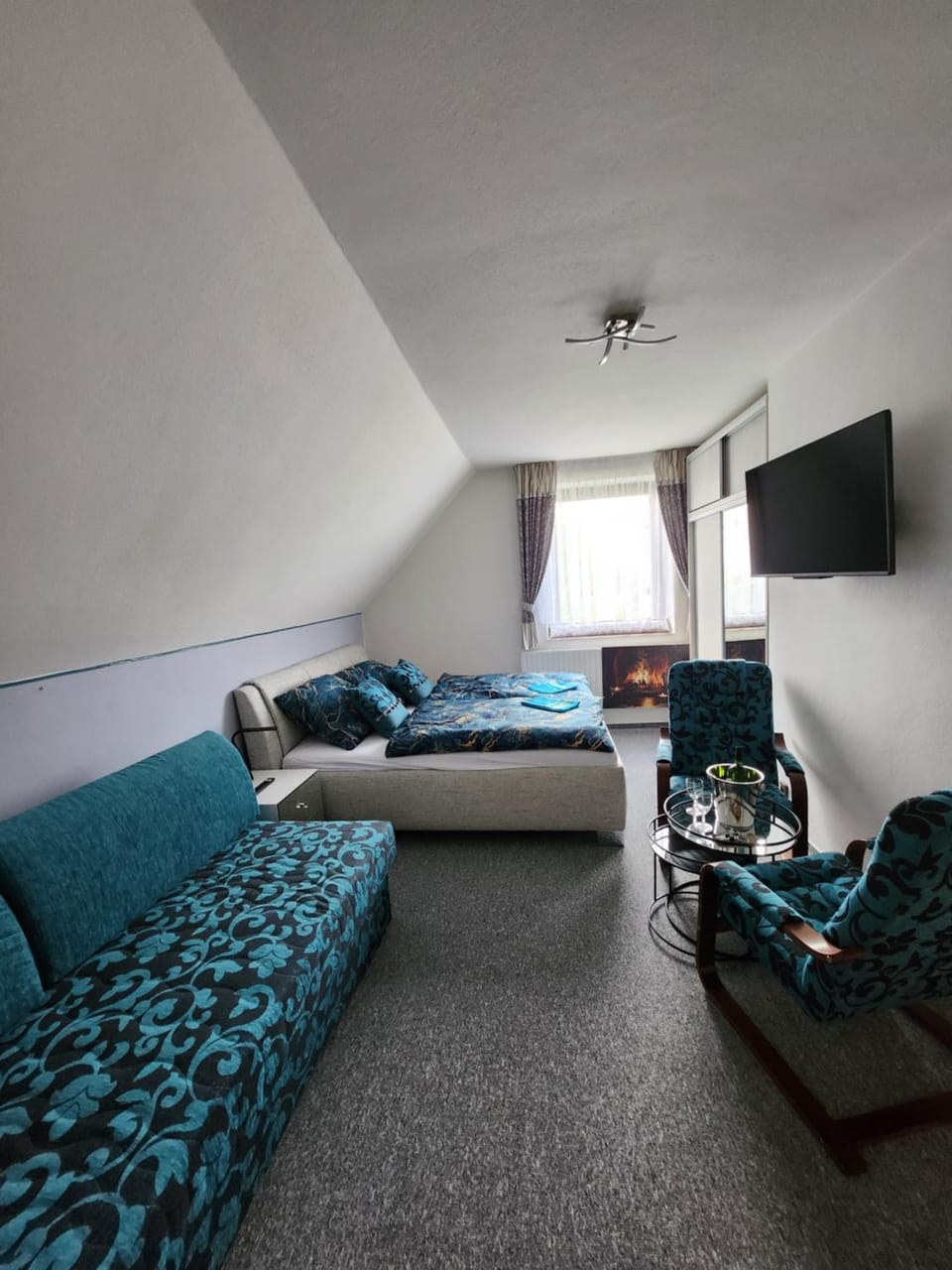 Bed, Living room, Photo of the whole room, Seating area, Bedroom