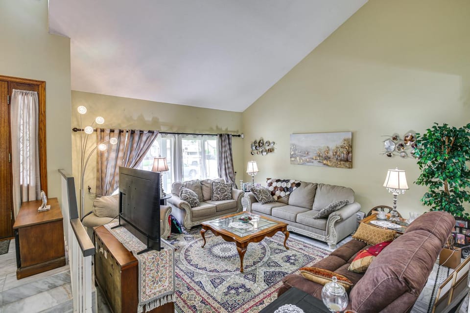 Anaheim Home with Pool, 14 Mi to Disneyland! House in Yorba Linda