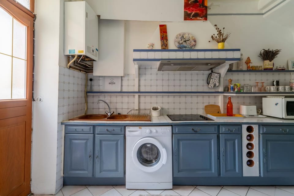 Kitchen or kitchenette, stove, washing machine