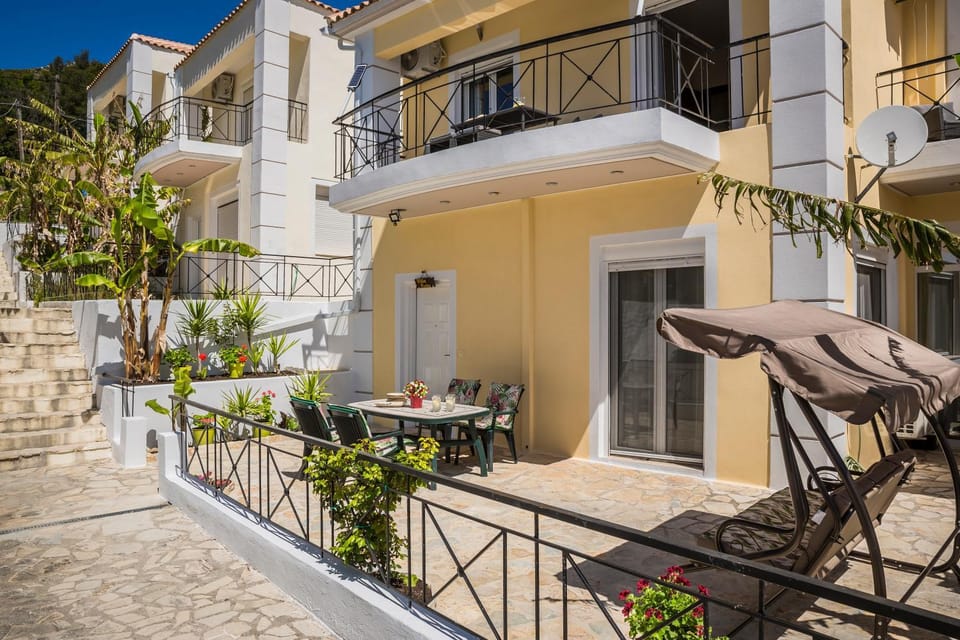 Property building, Patio, Balcony/Terrace