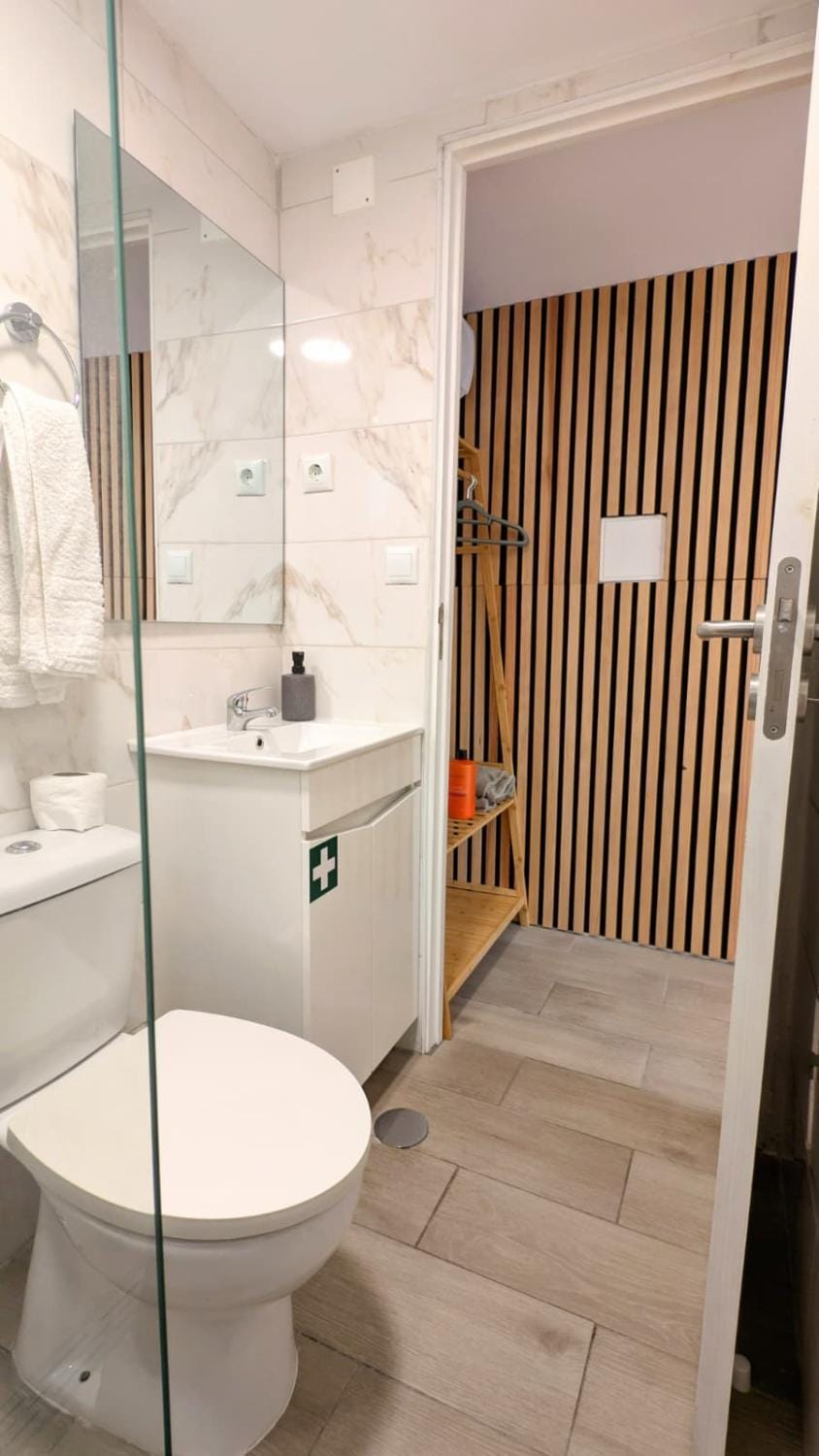 Shower, Toilet, Bathroom, towels