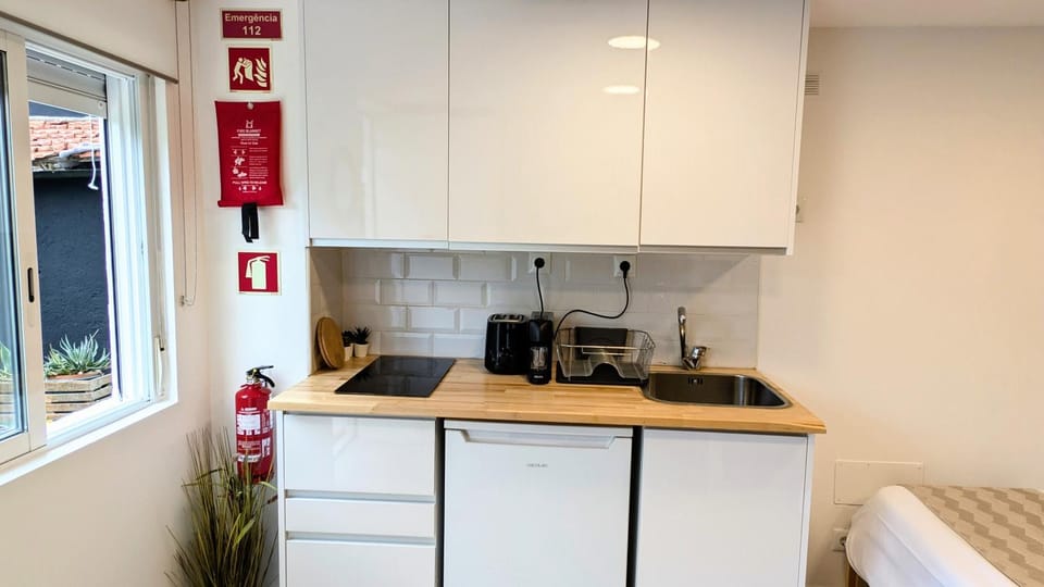 Coffee/tea facilities, Kitchen or kitchenette, minibar, oven, stove, toaster