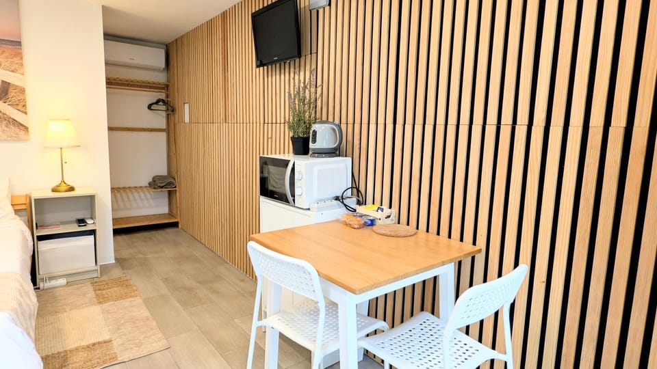 Kitchen or kitchenette, Living room, Dining area, minibar, toaster