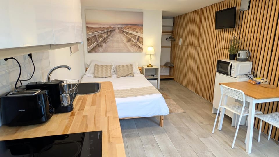 Bed, TV and multimedia, Coffee/tea facilities, Kitchen or kitchenette, Photo of the whole room, Seating area, Dining area, Bedroom, minibar, toaster