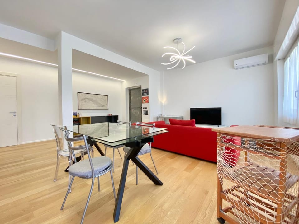 TV and multimedia, Kitchen or kitchenette, Living room, Seating area, Dining area