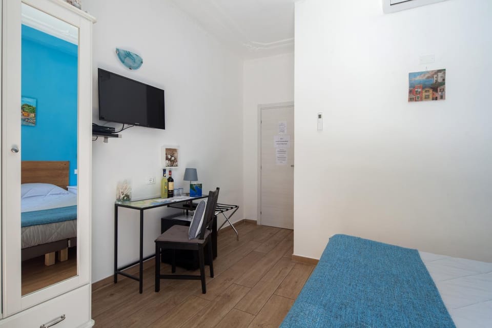 TV and multimedia, Photo of the whole room, Bedroom