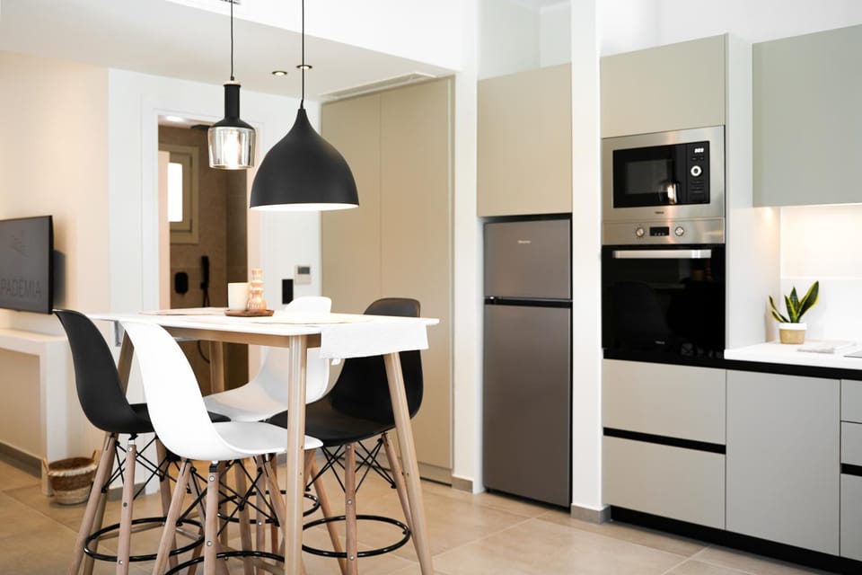 Kitchen or kitchenette, Dining area, oven, stove