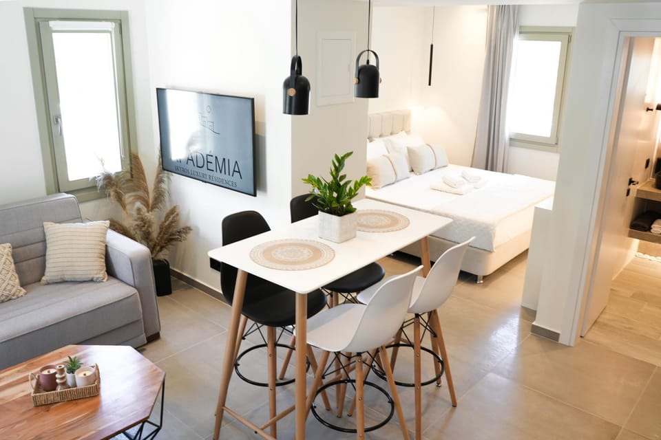 Bed, TV and multimedia, Living room, Photo of the whole room, Seating area, Dining area, Bedroom