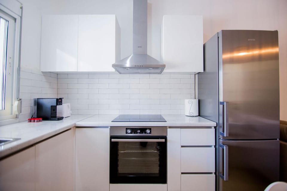 Kitchen or kitchenette, dishwasher, oven, toaster