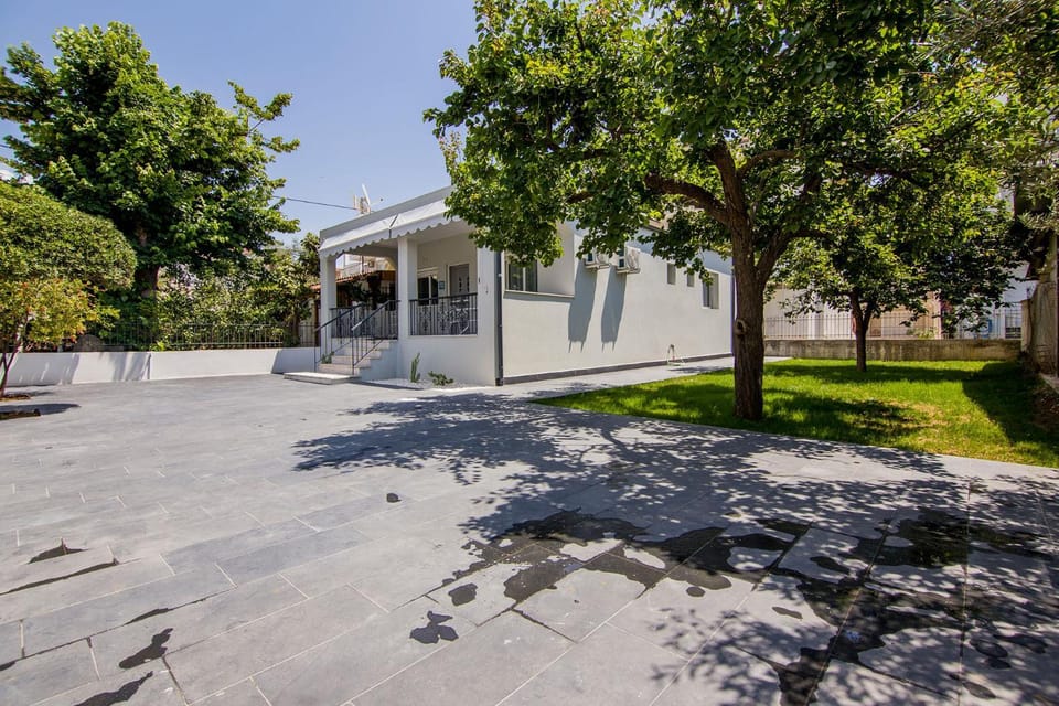 Property building, Garden, Parking