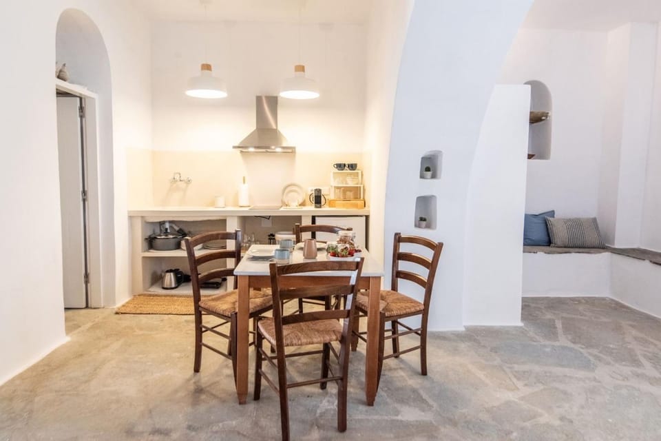 Kitchen or kitchenette, Dining area, stove