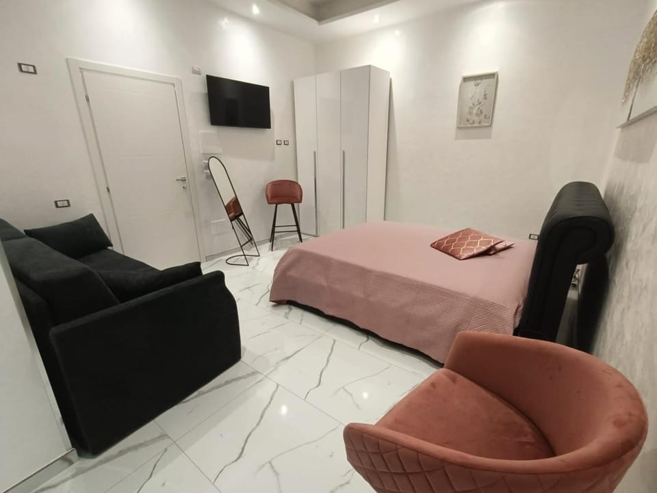 Bed, TV and multimedia, Photo of the whole room, Bedroom