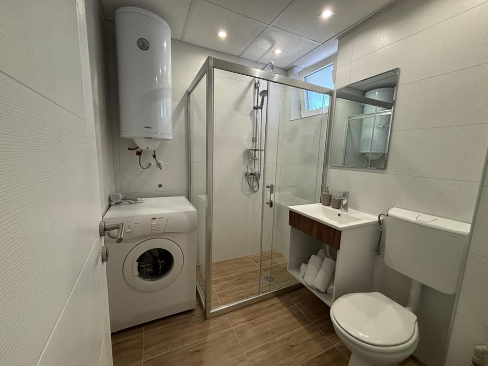 Shower, Toilet, Bathroom, towels, washing machine