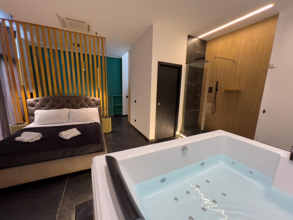 Facade/entrance, Bed, Hot Tub, Hot Tub, Bathroom, Photo of the whole room, towels
