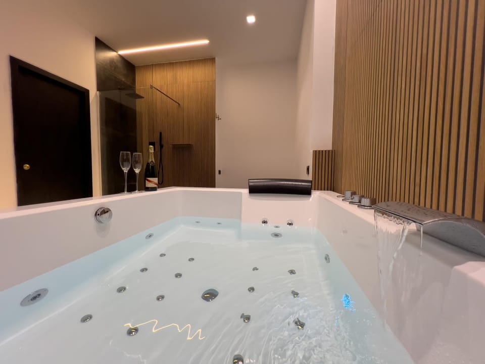 Neighbourhood, Hot Tub, Hot Tub, Spa and wellness centre/facilities, Bath