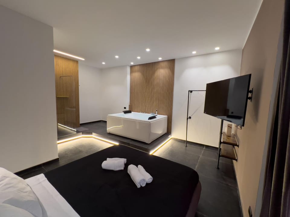 Bed, Hot Tub, TV and multimedia, Photo of the whole room, Bedroom, Guests