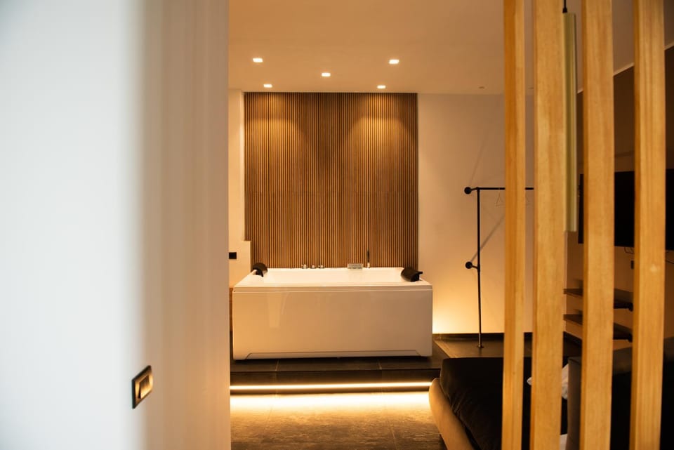 Bed, Hot Tub, Hot Tub, Photo of the whole room, Bedroom