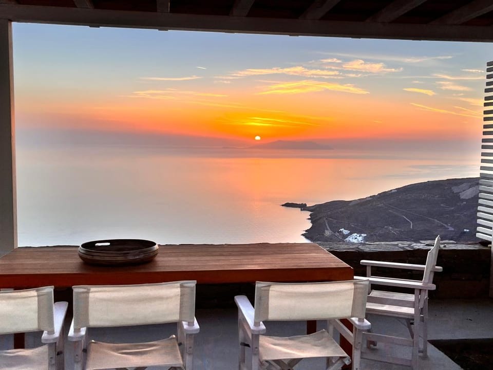 Property building, Balcony/Terrace, Dining area, Sea view