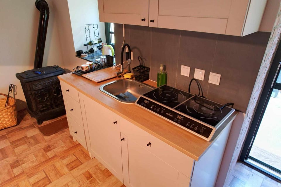 Coffee/tea facilities, Kitchen or kitchenette, stove