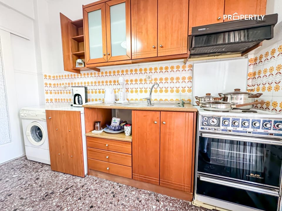 Kitchen or kitchenette, minibar, oven, stove, toaster, washing machine