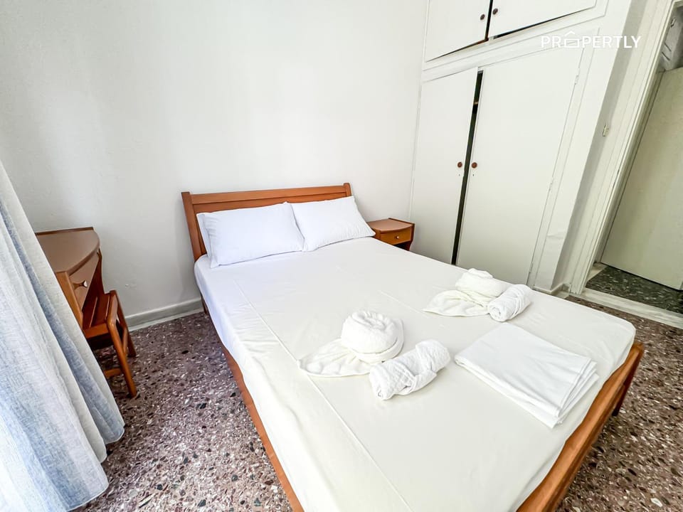 Bed, Photo of the whole room, Bedroom, towels, wardrobe