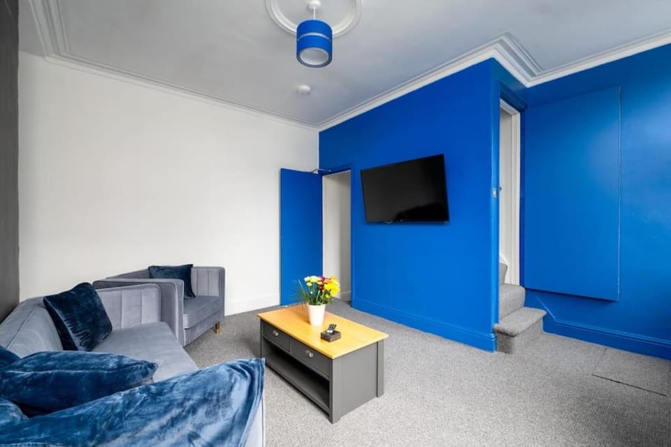 Communal lounge/ TV room, TV and multimedia, Living room, Seating area, Evening entertainment