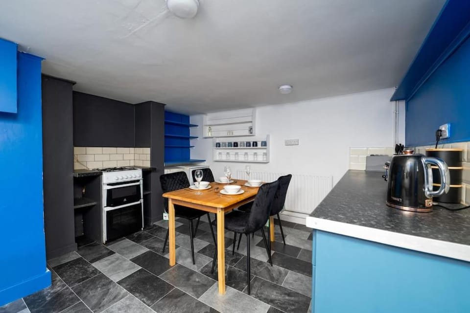 Kitchen or kitchenette, Dining area, oven, toaster