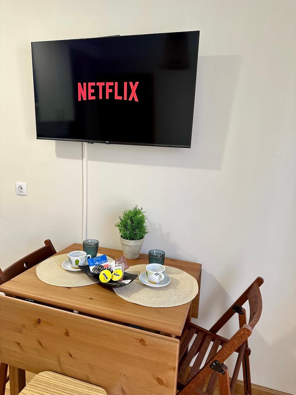 TV and multimedia, Living room, Food and drinks, Seating area, Dining area, Food