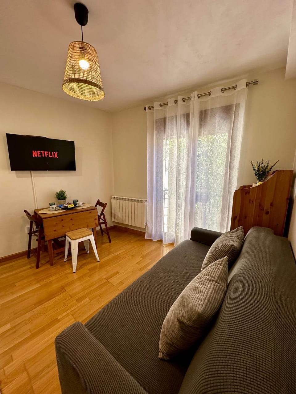 TV and multimedia, Living room, Photo of the whole room, Seating area, Dining area