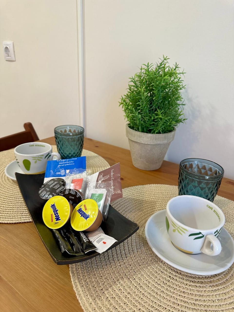 Coffee/tea facilities, Food and drinks