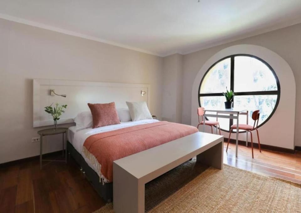 Bed, Photo of the whole room, Dining area, Bedroom