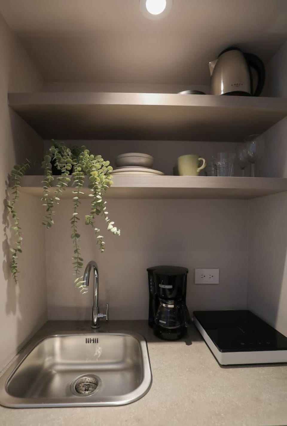 Coffee/tea facilities, Kitchen or kitchenette, stove