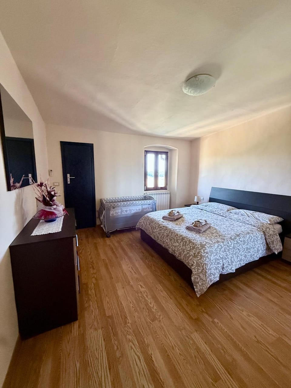 Bed, Photo of the whole room, Bedroom, cot