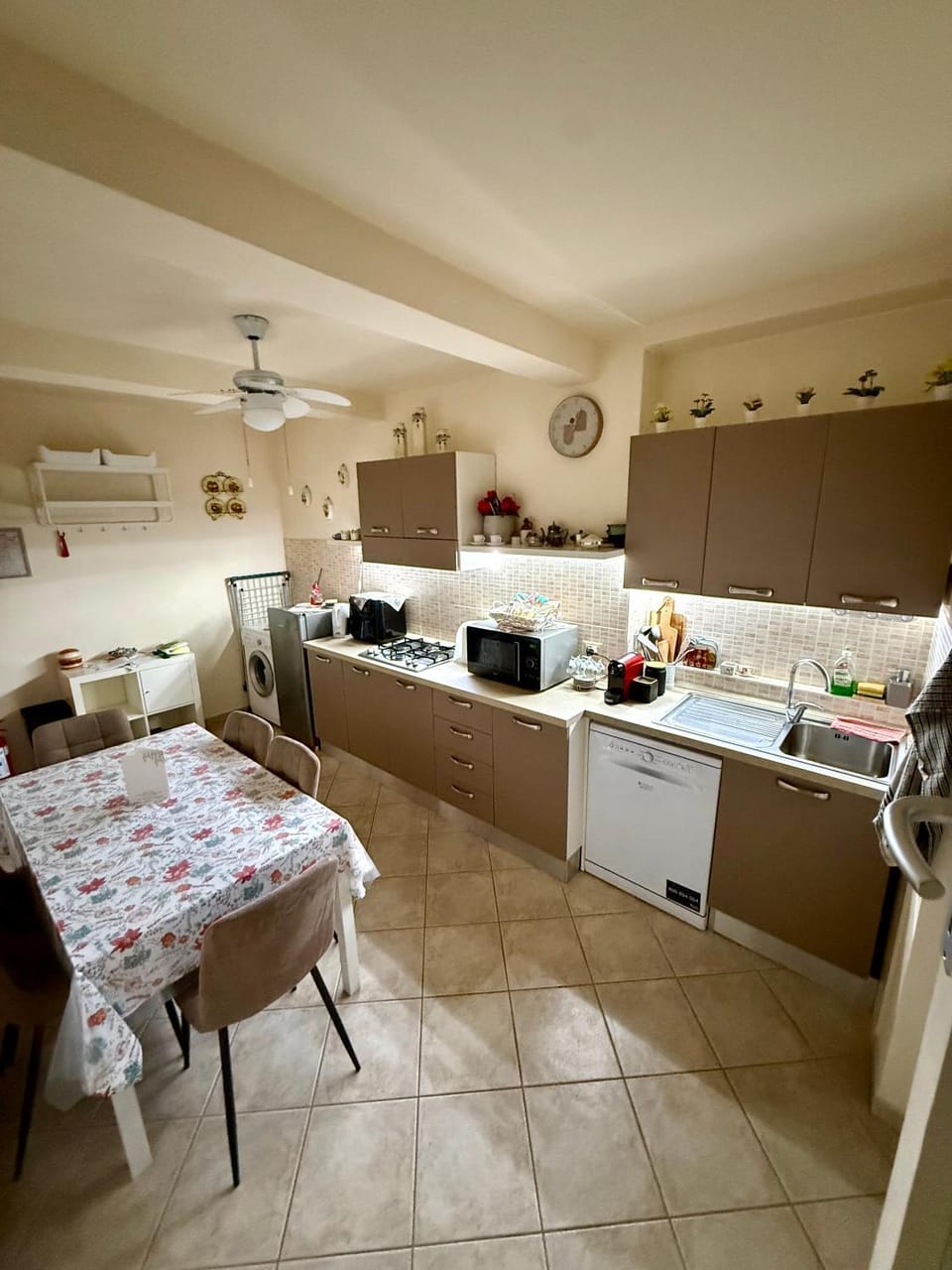 Kitchen or kitchenette, Dining area, dishwasher, minibar, oven, stove