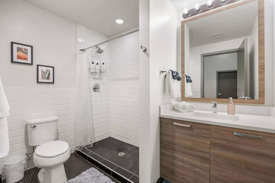 Shower, Toilet, Bathroom, towels