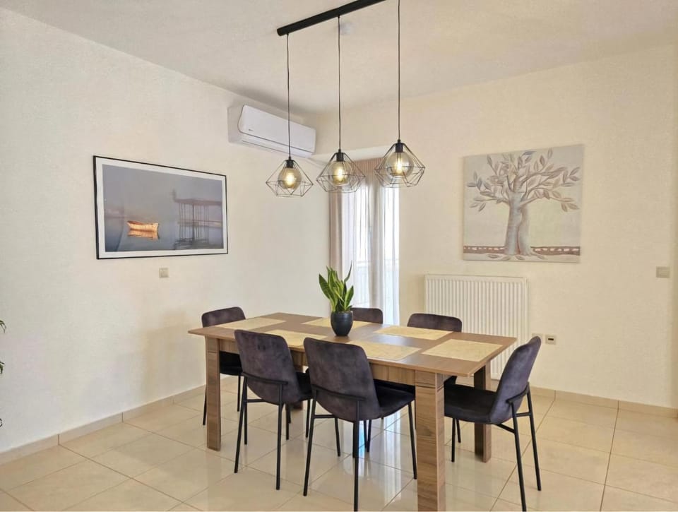 Seating area, Dining area, air conditioner
