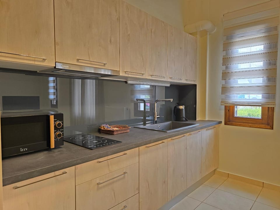 Coffee/tea facilities, Kitchen or kitchenette, dishwasher, stove, toaster