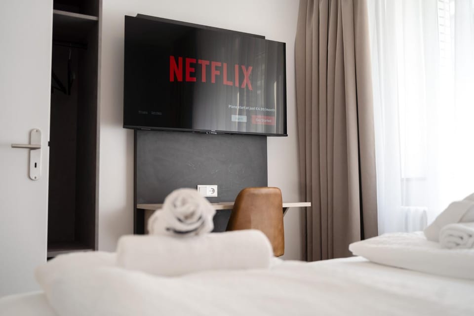 Bed, TV and multimedia, Photo of the whole room, Bedroom, towels