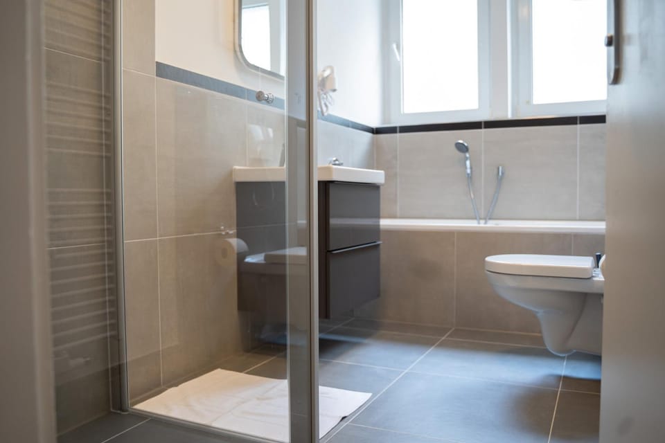 Shower, Toilet, Bathroom, Bath