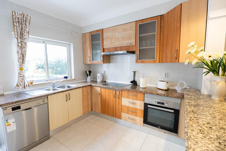 Coffee/tea facilities, Kitchen or kitchenette, dishwasher, oven, stove, toaster