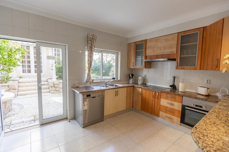 Communal kitchen, Garden view