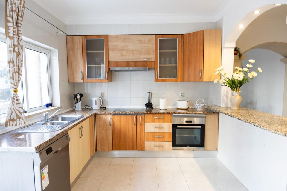 Coffee/tea facilities, Kitchen or kitchenette, dishwasher, oven, stove, toaster