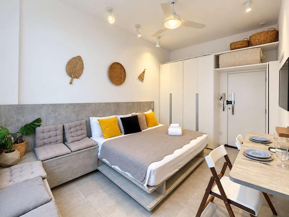 Bed, Photo of the whole room, Seating area, Dining area, Bedroom, towels